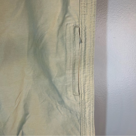 Woolrich Women’s Khaki Cropped Pants, Sz 16, Capris - Picture 3 of 8